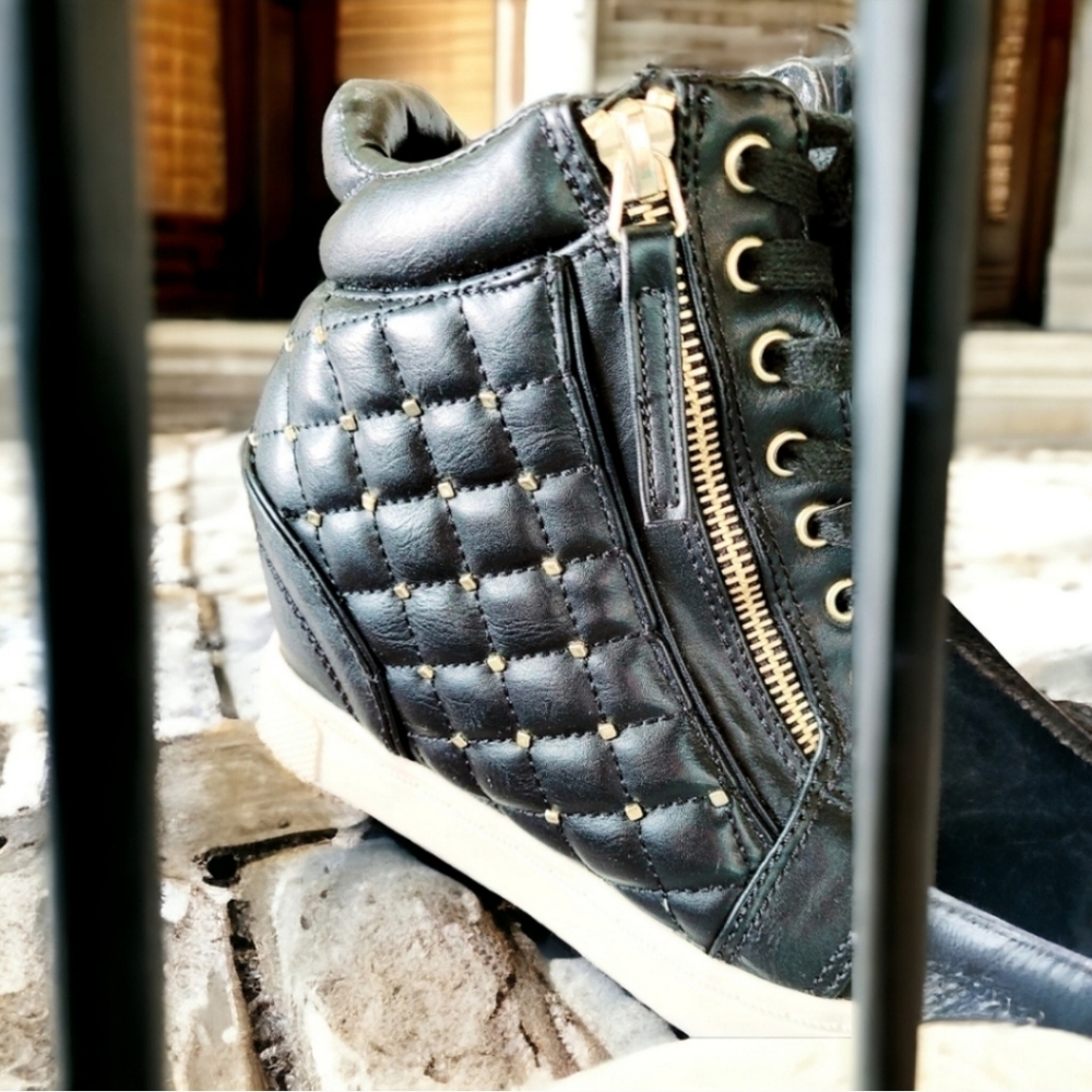 Retro goth studded high top black zip up ankle boots size 6 1/2